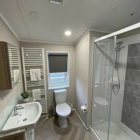 Lotus Lodge With Hot Tub York Exterior photo